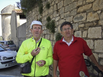 Claude%20et%20Emile%20sont%20intrigues.jpg